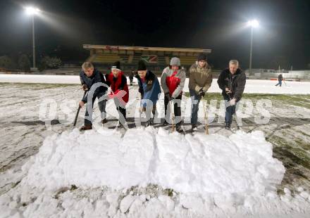 Fussball. Bundesliga. WAC. Schneeraeumung in der Lavanttal Arena Wolfsberg. Wolfsberg, 5.12.2012.
Foto: Kuess
---
pressefotos, pressefotografie, kuess, qs, qspictures, sport, bild, bilder, bilddatenbank