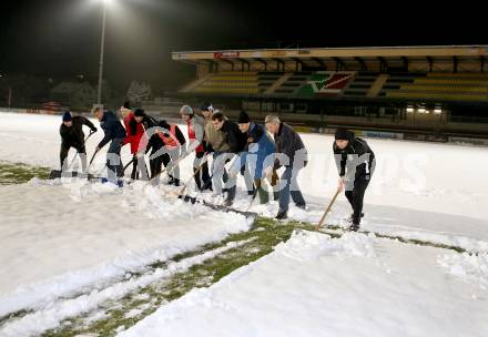  Fussball. Bundesliga. WAC. Schneeraeumung in der Lavanttal Arena Wolfsberg mit Jacobo, Solano und Trainer Nenad Bjelica. Wolfsberg, 5.12.2012.
Foto: Kuess
---
pressefotos, pressefotografie, kuess, qs, qspictures, sport, bild, bilder, bilddatenbank