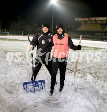 Fussball. Bundesliga. WAC. Schneeraeumung in der Lavanttal Arena Wolfsberg mit Jacobo und Solano. Wolfsberg, 5.12.2012.
Foto: Kuess
---
pressefotos, pressefotografie, kuess, qs, qspictures, sport, bild, bilder, bilddatenbank