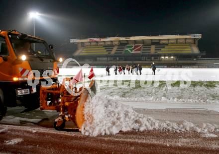 Fussball. Bundesliga. WAC. Schneeraeumung in der Lavanttal Arena Wolfsberg. Wolfsberg, 5.12.2012.
Foto: Kuess
---
pressefotos, pressefotografie, kuess, qs, qspictures, sport, bild, bilder, bilddatenbank