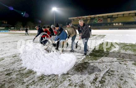 Fussball. Bundesliga. WAC. Schneeraeumung in der Lavanttal Arena Wolfsberg. Wolfsberg, 5.12.2012.
Foto: Kuess
---
pressefotos, pressefotografie, kuess, qs, qspictures, sport, bild, bilder, bilddatenbank