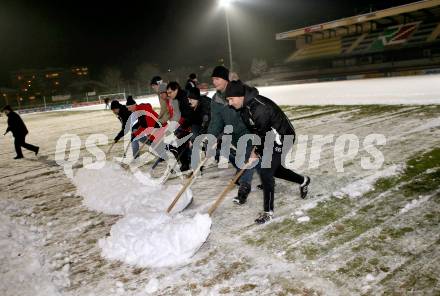 Fussball. Bundesliga. WAC. Schneeraeumung in der Lavanttal Arena Wolfsberg mit Trainer Nenad Bjelica. Wolfsberg, 5.12.2012.
Foto: Kuess

---
pressefotos, pressefotografie, kuess, qs, qspictures, sport, bild, bilder, bilddatenbank