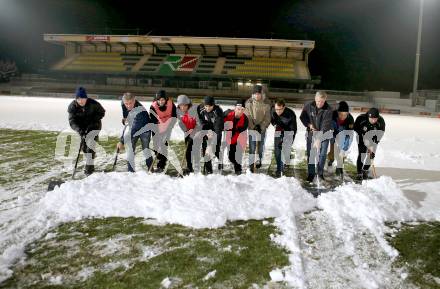 Fussball. Bundesliga. WAC. Schneeraeumung in der Lavanttal Arena Wolfsberg mit Jacobo, Solano und Trainer Nenad Bjelica. Wolfsberg, 5.12.2012.
Foto: Kuess
---
pressefotos, pressefotografie, kuess, qs, qspictures, sport, bild, bilder, bilddatenbank