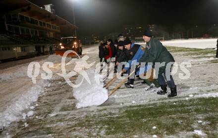 Fussball. Bundesliga. WAC. Schneeraeumung in der Lavanttal Arena Wolfsberg. Wolfsberg, 5.12.2012.
Foto: Kuess 
---
pressefotos, pressefotografie, kuess, qs, qspictures, sport, bild, bilder, bilddatenbank