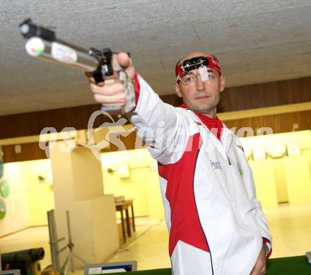 Schiesssport. Eroeffnung Schiessanlage des Schuetzenvereines St. Veit an der Glan. Erwin Rebernig. St. Veit, am 8.12.2012.
Foto: Kuess
---
pressefotos, pressefotografie, kuess, qs, qspictures, sport, bild, bilder, bilddatenbank