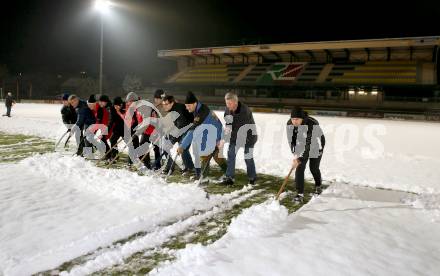 Fussball. Bundesliga. WAC. Schneeraeumung in der Lavanttal Arena Wolfsberg mit Jacobo, Solano und Trainer Nenad Bjelica. Wolfsberg, 5.12.2012.
Foto: Kuess
---
pressefotos, pressefotografie, kuess, qs, qspictures, sport, bild, bilder, bilddatenbank