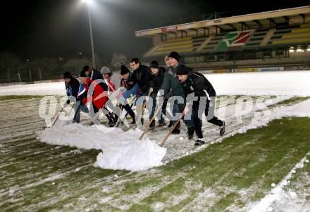 Fussball. Bundesliga. WAC. Schneeraeumung in der Lavanttal Arena Wolfsberg mit Trainer Nenad Bjelica. Wolfsberg, 5.12.2012.
Foto: Kuess
---
pressefotos, pressefotografie, kuess, qs, qspictures, sport, bild, bilder, bilddatenbank