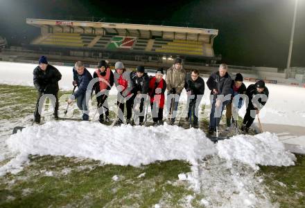 Fussball. Bundesliga. WAC. Schneeraeumung in der Lavanttal Arena Wolfsberg mit Jacobo, Solano und Trainer Nenad Bjelica. Wolfsberg, 5.12.2012.
Foto: Kuess
---
pressefotos, pressefotografie, kuess, qs, qspictures, sport, bild, bilder, bilddatenbank