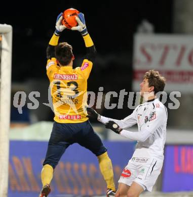 Fussball. Bundesliga. RZ Pellets WAC gegen FK Austria Wien. Christian Falk,  (WAC), Heinz Lindner (Wien). Wolfsberg, 8.12.2012.
Foto: Kuess

---
pressefotos, pressefotografie, kuess, qs, qspictures, sport, bild, bilder, bilddatenbank