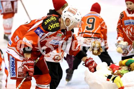 EBEL. Eishockey Bundesliga. EC KAC gegen VSV.  Mike Siklenka, Teddybaertoss (KAC). Klagenfurt, am 16.12.2012.
Foto: Kuess 


---
pressefotos, pressefotografie, kuess, qs, qspictures, sport, bild, bilder, bilddatenbank