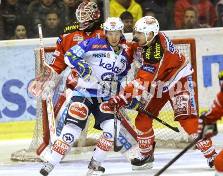 EBEL. Eishockey Bundesliga. EC KAC gegen VSV. Florian Iberer,  (KAC),  Marco Pewal  (VSV). Klagenfurt, am 16.12.2012.
Foto: Kuess 


---
pressefotos, pressefotografie, kuess, qs, qspictures, sport, bild, bilder, bilddatenbank