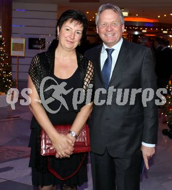 Sportgala. Ehrung Sportler des Jahres. Willi Schellander (Errea), mit Ehefrau. Velden, 19.12.2012.
Foto: Kuess 
---
pressefotos, pressefotografie, kuess, qs, qspictures, sport, bild, bilder, bilddatenbank