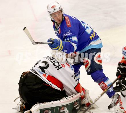 EBEL. Eishockey Bundesliga. EC VSV gegen HC TWK Innsbruck "Die Haie".  Marco Pewal, (VSV),  Patrick Machreich (Innsbruck). Villach, am 21.12.2012.
Foto: Kuess 


---
pressefotos, pressefotografie, kuess, qs, qspictures, sport, bild, bilder, bilddatenbank