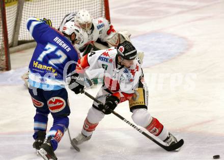 EBEL. Eishockey Bundesliga. EC VSV gegen HC TWK Innsbruck "Die Haie".  John Hughes, (VSV),  Craig Switzer (Innsbruck). Villach, am 21.12.2012.
Foto: Kuess 


---
pressefotos, pressefotografie, kuess, qs, qspictures, sport, bild, bilder, bilddatenbank