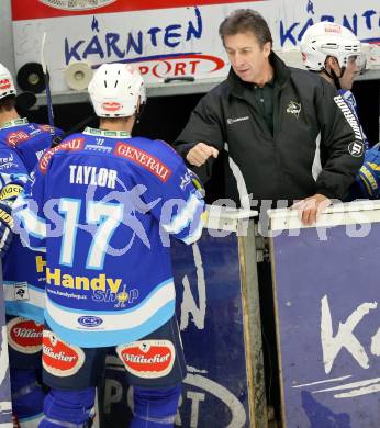 EBEL. Eishockey Bundesliga. EC VSV gegen HC TWK Innsbruck "Die Haie".  Justin Taylor, Equipment Manager Kruno Sekulic (VSV). Villach, am 21.12.2012.
Foto: Kuess 


---
pressefotos, pressefotografie, kuess, qs, qspictures, sport, bild, bilder, bilddatenbank