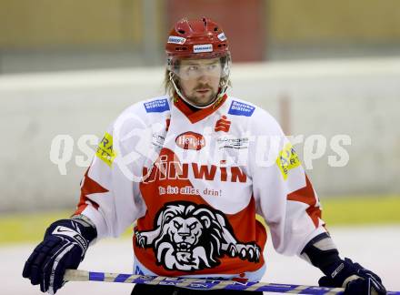 Eishockey CHL. Carinthian Hockey League. Tarco Woelfe gegen UEC Lienz. Thomas Pfeffer (Lienz). Klagenfurt, am 22.12.2012.
Foto: Kuess
---
pressefotos, pressefotografie, kuess, qs, qspictures, sport, bild, bilder, bilddatenbank