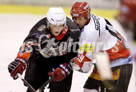 Eishockey CHL. Carinthian Hockey League. Tarco Woelfe gegen UEC Lienz. Oliver Steinwender,  (Tarco), Alexander Czechner (Lienz). Klagenfurt, am 22.12.2012.
Foto: Kuess
---
pressefotos, pressefotografie, kuess, qs, qspictures, sport, bild, bilder, bilddatenbank