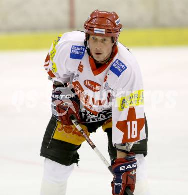 Eishockey CHL. Carinthian Hockey League. Tarco Woelfe gegen UEC Lienz. Alexander Czechner (Lienz). Klagenfurt, am 22.12.2012.
Foto: Kuess
---
pressefotos, pressefotografie, kuess, qs, qspictures, sport, bild, bilder, bilddatenbank