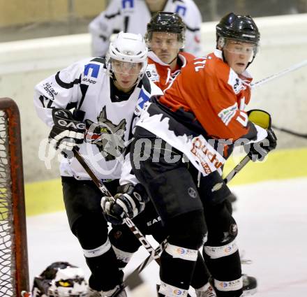 Eishockey NAHL. Tarco Woelfe gegen Weiz. Christoph Skriner,  (Tarco), Markus Hasenhuetl (Weiz). Klagenfurt, am 22.12.2012.
Foto: Kuess
---
pressefotos, pressefotografie, kuess, qs, qspictures, sport, bild, bilder, bilddatenbank