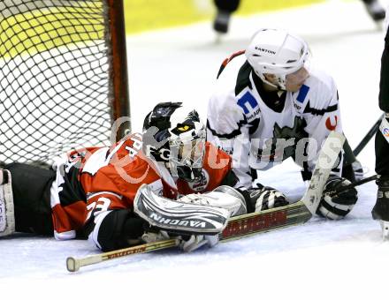 Eishockey NAHL. Tarco Woelfe gegen Weiz. Christoph Skriner,  (Tarco), Florian Goriupp (Weiz). Klagenfurt, am 22.12.2012.
Foto: Kuess
---
pressefotos, pressefotografie, kuess, qs, qspictures, sport, bild, bilder, bilddatenbank