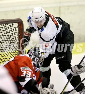 Eishockey NAHL. Tarco Woelfe gegen Weiz. Peter Mateicka, (Tarco), Florian Goriupp  (Weiz). Klagenfurt, am 22.12.2012.
Foto: Kuess
---
pressefotos, pressefotografie, kuess, qs, qspictures, sport, bild, bilder, bilddatenbank