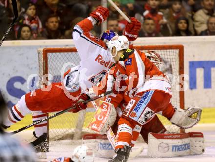 EBEL. Eishockey Bundesliga. EC KAC gegen EC Red Bull Salzburg.  Johannes Kirisits, (KAC), Steven Regier  (Salzburg). Klagenfurt, am 26.12.2012.
Foto: Kuess 


---
pressefotos, pressefotografie, kuess, qs, qspictures, sport, bild, bilder, bilddatenbank