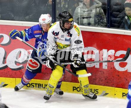 EBEL. Eishockey Bundesliga. EC VSV gegen Dornbirner Eishockey Club.  Marco Pewal,  (VSV), Luciano Aquino (Dornbirn). Villach, am 28.12.2012.
Foto: Kuess 


---
pressefotos, pressefotografie, kuess, qs, qspictures, sport, bild, bilder, bilddatenbank