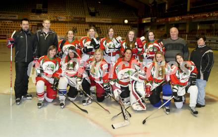 Frauen Eishockey. DEC Dragons Klagenfurt. Hinten von links: Co-Trainer MartinKramer, Trainer Siegfried Steiner, Michaela Verdel, Michaela Kreutz, Sabine Kreutz, Johanna Jessenitschnig, Juia Kogler, Adolf Jessenitschnig, Sonja Geiger. Vorne von links: Tanja Kurath, Caroline Oberleitner, Vanessa Steiner, Christine Geiger, Nicole Weiss, Susanne Jan. KLagenfurt, am 28.12.2012.
Foto: Kuess
---
pressefotos, pressefotografie, kuess, qs, qspictures, sport, bild, bilder, bilddatenbank
