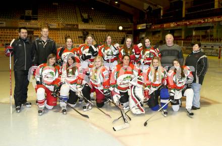 Frauen Eishockey. DEC Dragons Klagenfurt. Hinten von links: Co-Trainer MartinKramer, Trainer Siegfried Steiner, Michaela Verdel, Michaela Kreutz, Sabine Kreutz, Johanna Jessenitschnig, Juia Kogler, Adolf Jessenitschnig, Sonja Geiger. Vorne von links: Tanja Kurath, Caroline Oberleitner, Vanessa Steiner, Christine Geiger, Nicole Weiss, Susanne Jan. KLagenfurt, am 28.12.2012.
Foto: Kuess
---
pressefotos, pressefotografie, kuess, qs, qspictures, sport, bild, bilder, bilddatenbank