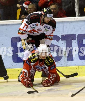 EBEL. Eishockey Bundesliga. EC KAC gegen HC Orli Znojmo.   Tomislav Zanoski,  (KAC), Kyle Wharton (Znojmo). Klagenfurt, am 30.12.2012.
Foto: Kuess 


---
pressefotos, pressefotografie, kuess, qs, qspictures, sport, bild, bilder, bilddatenbank