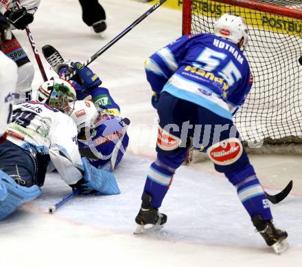 EBEL. Eishockey Bundesliga. EC VSV gegen SAPA Fehervar AV19. Mario Altmann, Scott Hotham, (VSV), Bence Balizs  (Alba Volan). Villach, am 30.12.2012.
Foto: Kuess 


---
pressefotos, pressefotografie, kuess, qs, qspictures, sport, bild, bilder, bilddatenbank