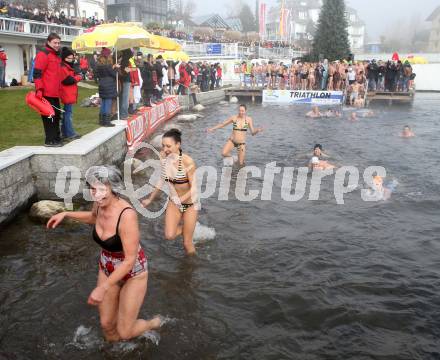 Neujahrsschwimmen. Sonja Knoll, Dina Knoll.. Velden, am 1.1.2013.
Foto: Kuess 
---
pressefotos, pressefotografie, kuess, qs, qspictures, sport, bild, bilder, bilddatenbank