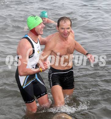 Neujahrsschwimmen. Othmar Resch, Werner Uran. Velden, am 1.1.2013.
Foto: Kuess 
---
pressefotos, pressefotografie, kuess, qs, qspictures, sport, bild, bilder, bilddatenbank