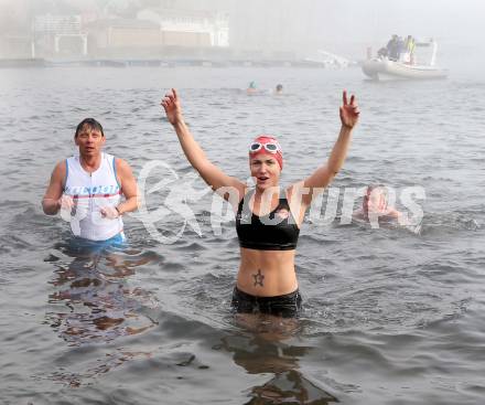 Neujahrsschwimmen. Sabine Trampitsch. Velden, am 1.1.2013.
Foto: Kuess 
---
pressefotos, pressefotografie, kuess, qs, qspictures, sport, bild, bilder, bilddatenbank