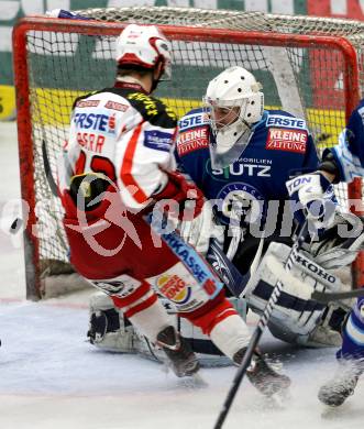 Eishockey. EBYSYL. VSV U20 gegen KAC U20. Moritz Grasser, (VSV), Patrick Berr,  (KAC). Villach, 6.1.2013.
Foto: Kuess
---
pressefotos, pressefotografie, kuess, qs, qspictures, sport, bild, bilder, bilddatenbank