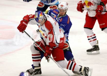 EBEL. Eishockey Bundesliga. EC VSV gegen EC Red Bull Salzburg. Marco Pewal,  (VSV), Douglas Lynch (Salzburg). Villach, am 11.1.2013.
Foto: Kuess 


---
pressefotos, pressefotografie, kuess, qs, qspictures, sport, bild, bilder, bilddatenbank