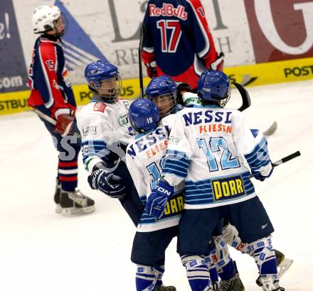 Eishockey. Nachwuchs. U15 VSV gegen EC Red Bull Salzburg. Torjubel (VSV). Villach, 13.1.2013.
Foto: Kuess
---
pressefotos, pressefotografie, kuess, qs, qspictures, sport, bild, bilder, bilddatenbank