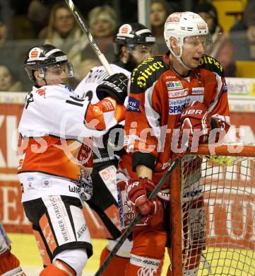 EBEL. Eishockey Bundesliga. EC KAC gegen HC TWK Innsbruck "Die Haie".   Mike Siklenka,  (KAC), Christoph Echtler (Innsbruck). Klagenfurt, am 15.1.2013.
Foto: Kuess 


---
pressefotos, pressefotografie, kuess, qs, qspictures, sport, bild, bilder, bilddatenbank