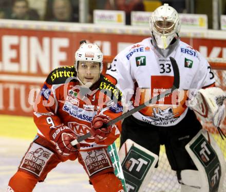 EBEL. Eishockey Bundesliga. EC KAC gegen HC TWK Innsbruck "Die Haie".   Tyler Spurgeon, (KAC),  Patrick Machreich (Innsbruck). Klagenfurt, am 15.1.2013.
Foto: Kuess 


---
pressefotos, pressefotografie, kuess, qs, qspictures, sport, bild, bilder, bilddatenbank