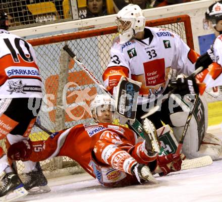 EBEL. Eishockey Bundesliga. EC KAC gegen HC TWK Innsbruck "Die Haie".   Paul Schellander,  (KAC), Patrick Machreich (Innsbruck).. Klagenfurt, am 15.1.2013.
Foto: Kuess 


---
pressefotos, pressefotografie, kuess, qs, qspictures, sport, bild, bilder, bilddatenbank