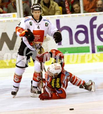 EBEL. Eishockey Bundesliga. EC KAC gegen HC TWK Innsbruck "Die Haie".   Kirk Furey,  (KAC), Craig Switzer (Innsbruck). Klagenfurt, am 15.1.2013.
Foto: Kuess 


---
pressefotos, pressefotografie, kuess, qs, qspictures, sport, bild, bilder, bilddatenbank