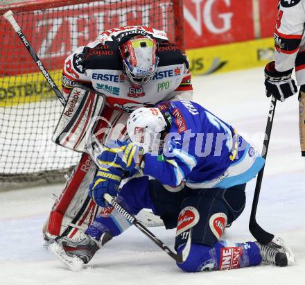 EBEL. Eishockey Bundesliga. EC VSV gegen HC Orli Znojmo. Marco Pewal,  (VSV), Ondrej Kacetl (Znojmo). Villach, am 15.1.2013.
Foto: Kuess 


---
pressefotos, pressefotografie, kuess, qs, qspictures, sport, bild, bilder, bilddatenbank