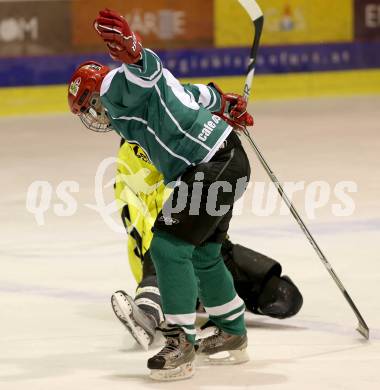 Eishockey Cup. Zeltverleih Bister gegen HC Post. Gerlad Jarnig (Bister), Roland Zechner (Post). Klagenfurt, 16.1.2013.
Foto: Kuess
---
pressefotos, pressefotografie, kuess, qs, qspictures, sport, bild, bilder, bilddatenbank