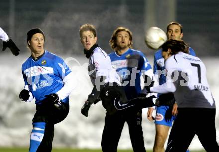 Fussball Testspiel. RZ Pellets WAC gegen VSV. Christian Falk, Dario Baldauf, (WAC), Johannes Isopp, Michael Kirisits, Marco Reich (VSV). Poggersdorf, 17.1.2012.
Foto: Kuess
---
pressefotos, pressefotografie, kuess, qs, qspictures, sport, bild, bilder, bilddatenbank