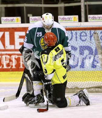 Eishockey Cup. Zeltverleih Bister gegen HC Post. Michael Rom (Bister), Andreas Reichenhauser (Post). Klagenfurt, 16.1.2013.
Foto: Kuess
---
pressefotos, pressefotografie, kuess, qs, qspictures, sport, bild, bilder, bilddatenbank