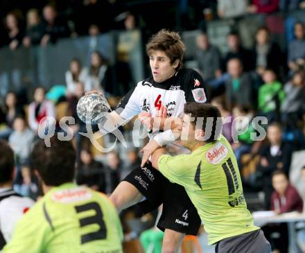 Handball Bundesliga. HC Kelag Kaernten gegen SC Ferlach. Markus Goeschl,  (HCK), Lukas Huss (SCF). Klagenfurt,19.1.2013.
Foto: Kuess
---
pressefotos, pressefotografie, kuess, qs, qspictures, sport, bild, bilder, bilddatenbank