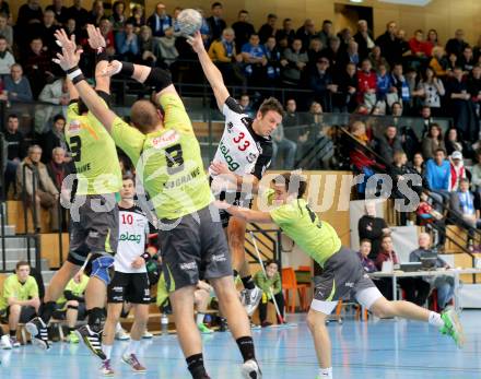 Handball Bundesliga. HC Kelag Kaernten gegen SC Ferlach.  Josef Sourek, Anton Praeprost, (HCK) Dino Poje (SCF). Klagenfurt,19.1.2013.
Foto: Kuess
---
pressefotos, pressefotografie, kuess, qs, qspictures, sport, bild, bilder, bilddatenbank