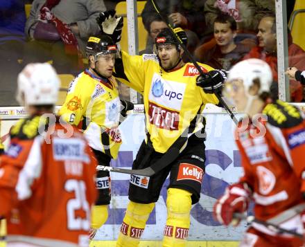 EBEL. Eishockey Bundesliga. EC KAC gegen UPC Vienna Capitals.  Torjubel Francois Fortier, Rafael Rotter (Vienna). Klagenfurt, am 22.1.2013.
Foto: Kuess 


---
pressefotos, pressefotografie, kuess, qs, qspictures, sport, bild, bilder, bilddatenbank