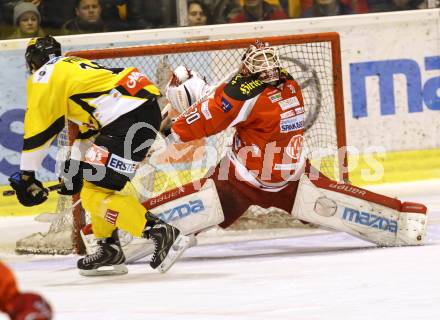 EBEL. Eishockey Bundesliga. EC KAC gegen UPC Vienna Capitals. Rene Swette,  (KAC),  Philipp Pinter  (Vienna). Klagenfurt, am 22.1.2013.
Foto: Kuess 


---
pressefotos, pressefotografie, kuess, qs, qspictures, sport, bild, bilder, bilddatenbank