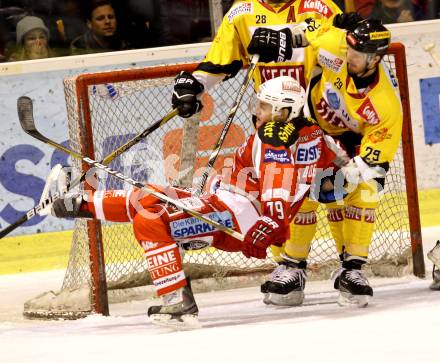 EBEL. Eishockey Bundesliga. EC KAC gegen UPC Vienna Capitals. Kevin Doell,  (KAC), Sven Klimbacher  (Vienna). Klagenfurt, am 22.1.2013.
Foto: Kuess 


---
pressefotos, pressefotografie, kuess, qs, qspictures, sport, bild, bilder, bilddatenbank